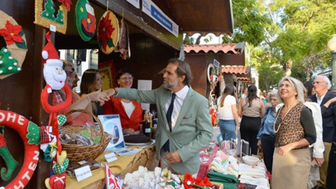 Até 16 de Novembro, associações angariam verbas. Há muita animação.