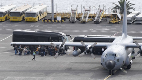 Embarque dos inspectores da Polícia Judiciária no avião da Força Aérea Portuguesa após as buscas na Madeira&nbsp;