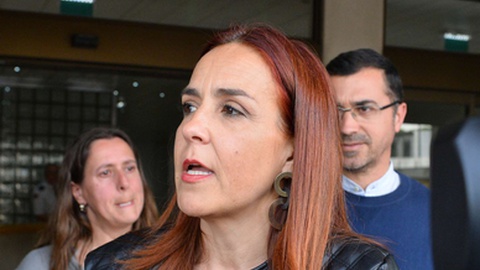 Kátia Pestana, advogada de Idalina Perestrelo, arguida que estava emocionada à saída do julgamento onde foi absolvida. FOTO HÉLDER SANTOS/ASPRESS