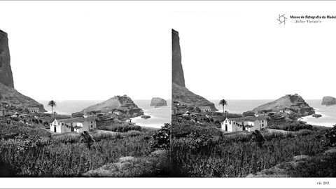 Vista do lugar do Porto da Cruz (atual vila e freguesia do Porto da Cruz, concelho de Machico),observando-se, em primeiro plano, a igreja de Nossa Senhora de Guadalupe | Segunda metade do século XIX. 8,3 x 17,1 cm | Negativo estereoscópico, vidro | Colódio MFM-AV, inv. VIC/202