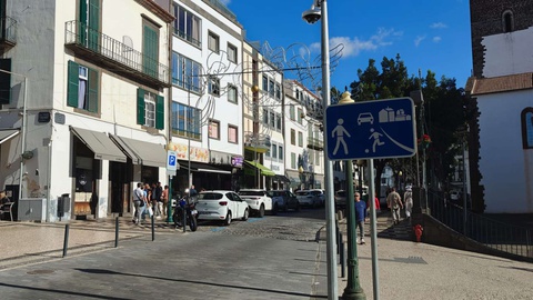 Sinal de Zona de Coexistência à entrada da Rua do Aljube