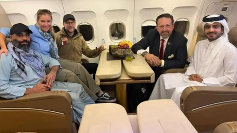 Amir Amiri à esquerda na foto, após a sua libertação.