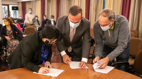 Pedro Coelho na assinatura do protocolo de apoio
