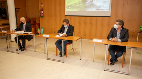 Sessão
de assinatura do protocolo entre a UA e o Grupo Sousa (da esq. para a dta.):
Administrador &amp; CSO do Grupo Sousa, Pedro Amaral Frazão, reitor da Universidade, Paulo Jorge Ferreira, e vice-reitor João Albuquerque Veloso.