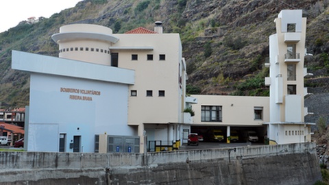 Bombeiros da Ribeira Brava foram ao local mas não conseguiram reverter a situação.