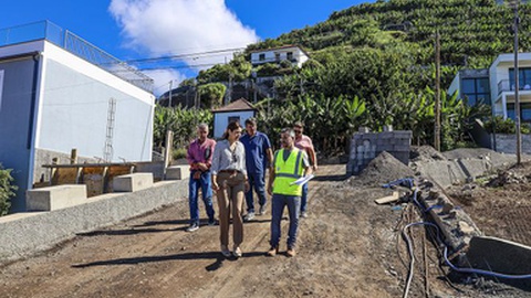 Célia Pessegueiro visitou hoje as obras de beneficiação da Estrada da Vargem de Baixo, na Lombada