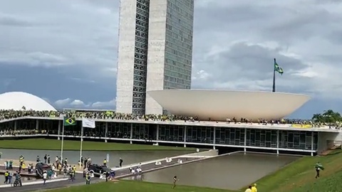 Manifestantes devem sofrer o rigor da lei com urgência, avisa Presidente  do Senado brasileiro —