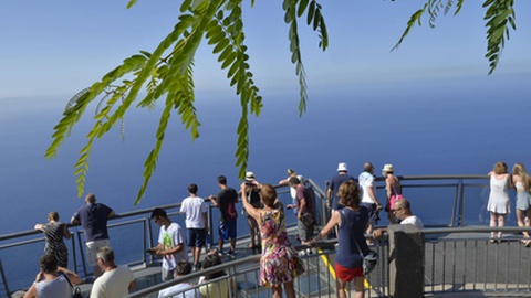 Miradouro do Cabo Girão é visitado por milhares de pessoas diariamente&nbsp;
