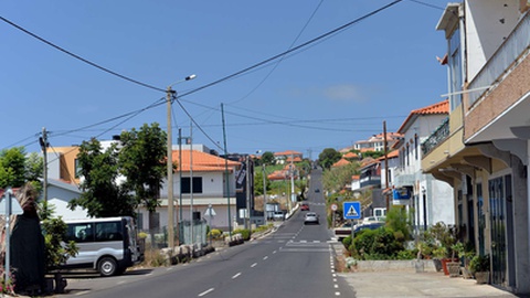 Presidente da Junta pede requalificação da recta dos Canhas, onde inclui a construção de passeios e a canalização das águas pluviais.&nbsp;
