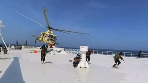 Imagem de vídeo feito pelos rebeldes iemenitas que atacaram, por ar, um cargueiro no Mar Vermelho há algumas semanas.&nbsp; &nbsp;Foto printscreen