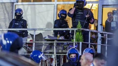 A polícia anti-motim teve de intervir para separar adeptos em confronto.