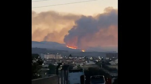 Incêndio em Bragança continuava activo ao início da manhã desta segunda-feira.&nbsp; &nbsp;Foto DR/XTwitter