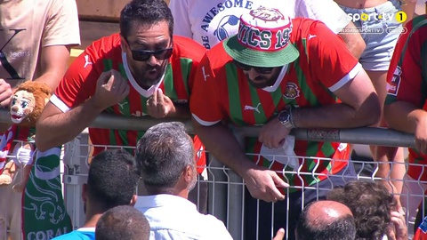 Houve lenços brancos após a pesada derrota. No final do jogo, Fábio Pereira deu a cara e falou com os adeptos que se deslocaram até Portimão. Imagem SPORT TV