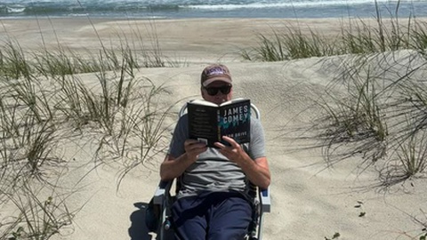 James Comey na praia onde, alegadamente, terá juntado umas conchas que resultaram na suspeita de ameaça.&nbsp; Foto DR/Instagram