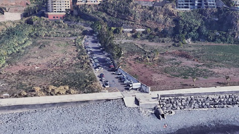 A falta de estacionamentos livres e gratuitos na Praia Formosa acentua-se nesta altura de Verão.&nbsp; Foto Google Earth