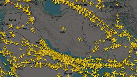 O espaço aéreo iraniano fechado às 23h30 de ontem. Imagem do Flightradar24.