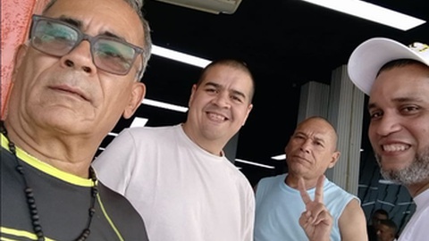 Pedro Javier Rodriguez Fernández é o homem de camisola branca ao meio.&nbsp; Foto DR/X