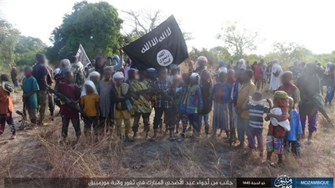 Imagem divulgada pelo EIM há cerca de dois anos, onde se vêm crianças empunhando armas.&nbsp; Foto DR