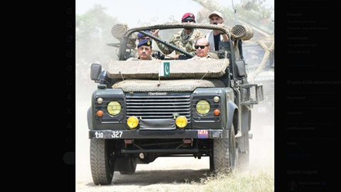 O primeiro-ministro Muhammad Shehbaz Sharif a bordo de um jipe militar.&nbsp; &nbsp;Foto DR/Pakistan Armed Forces/X