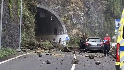 As quedas de pedras têm sido recorrentes nesta rede viária da Costa Norte.