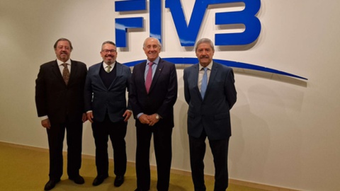 Fotografia:&nbsp;da
esquerda para a direita - José Casanova, Presidente
da Comissão de Leis de Jogo e Arbitragem do Voleibol de Praia; Fabio Azevedo, o
novo Presidente da FIVB; Ary Graça, Presidente cessante da FIVB; e Willy
Paredes, Presidente da Comissão de Leis de Jogo e Arbitragem do Voleibol.&nbsp;
