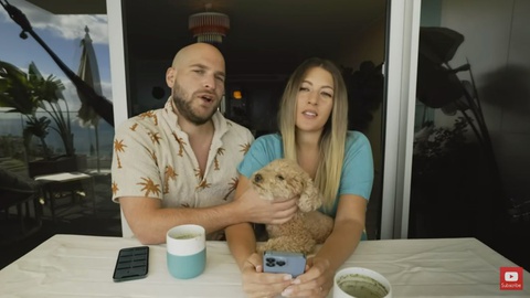 O casal dinamarquês Joen e Amalie. Foto 'Stay Classy' Vlog Youtube