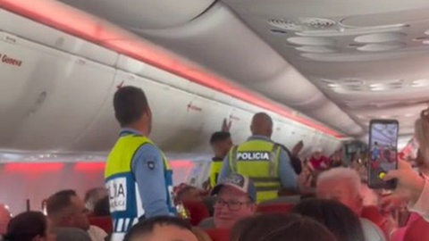 Agentes da PSP no interior do avião da Jet2 que ontem teve de aterrar no Porto Santo para deixar um passageiro mal comportado.