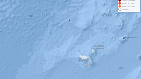 O ponto a vermelho no mar indica a localização do epicentro.