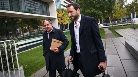 Tiago Rodrigues Bastos (E), advogado do chefe de gabinete do primeiro-ministro, Vítor Escária (ausente da foto).