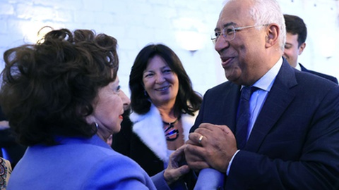 António Costa cumprimenta Manuela Ramalho Eanes. FOTO ESTELA SILVA/LUSA