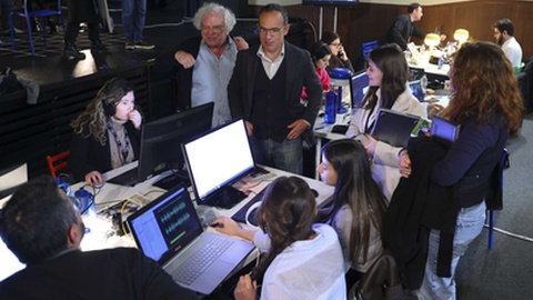 O ministro da Cultura, Pedro Adão e Silva (ao centro), visita a redacção dos estudantes de jornalismo, durante o encerramento do 5.º Congresso Jornalistas, em Lisboa. FOTO ANTÓNIO COTRIM/LUSA