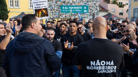 Cerca de 500 bombeiros sapadores de todo o país concentraram-se na terça-feira em frente à Assembleia da República. Foto JOSÉ SENA GOULÃO/LUSA
