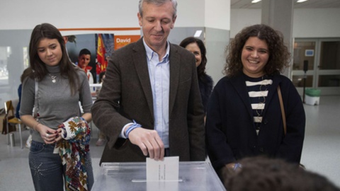 Alfonso Rueda, candidato do PP, quando exercia o direito de voto. FOTO SALVADOR SAS/EPA