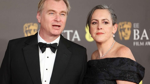 Christopher Nolan, realizador do filme 'Oppenheimer', acompanhado de Emma Thomas, na cerimónia de hoje. FOTO NEIL HALL/EPA