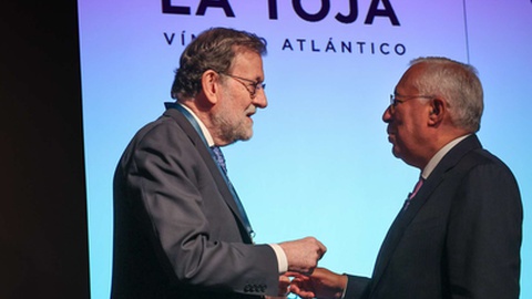Os antigos primeiros-ministros de Espanha, Mariano Rajoy, e Portugal, António Costa, conversam durante a sessão da 2.ª edição do Foro La Toja - Vínculo Atlântico, na Fundação Calouste Gulbenkian.