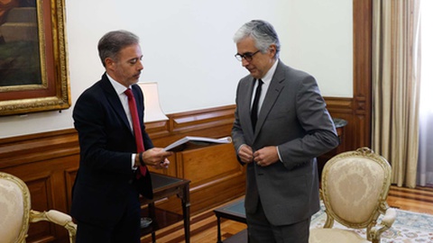 O ministro dos Assuntos Parlamentares, Pedro Duarte (E), entrega o programa de Governo ao Presidente da Assembleia da República, José Pedro Aguiar Branco (D)