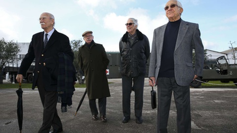 Foto de arquivo de 22 de abril de 2014 dos capitães de Abril, Otelo Saraiva de Carvalho (D), Garcia dos Santos (2D), Vítor Crespo (E) e Sanches Osório. Autor&nbsp;ANDRÉ KOSTERS/LUSA