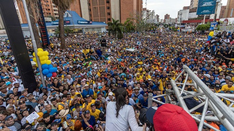Maria Corina Machado, líder da oposição, cumprimenta eleitores durante uma campanha em Maracaibo.&nbsp;