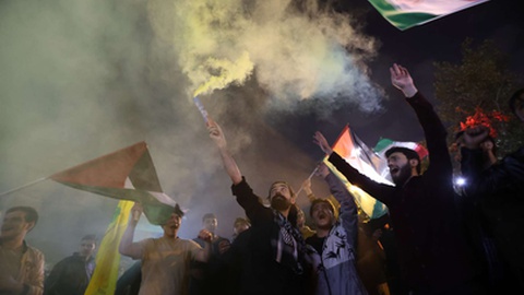 Os iranianos têm festajado nas ruas de Beirute os ataques do Irão a Israel.&nbsp;