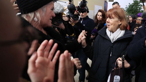 Gisèle Pelicot saudada à saída do tribunal. Foto&nbsp;EPA/Guillaume Horcajuelo