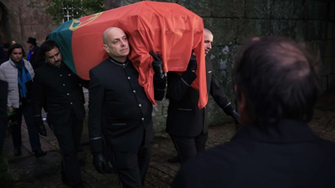 Transladação dos restos mortais do escritor Eça de Queiroz da Casa de Tormes, para a Fundação Eça de Queirós, na Casa de Santa Cruz do Douro, a 5 de Janeiro último