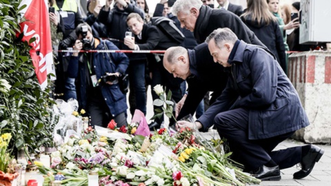 O chanceler alemão, Olaf Scholz, o presidente da Câmara de Munique, Dieter Reiter e o ministro da Justiça dos Assuntos Digitais e Transporte, Volker Wissing, prestaram hoje homenagem às vítimas.&nbsp; &nbsp;Foto&nbsp;EPA/RONALD WITTEK