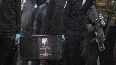 O corpo neste caixão é de uma mulher palestiniana e não da israelita Shiri Bibas.&nbsp; Foto&nbsp;EPA/HAITHAM IMAD