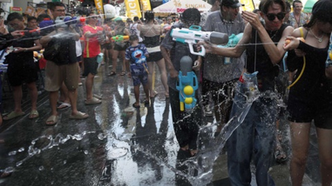 O festival budista do Ano Novo, conhecido como Songkran, é frequentado por milhares de turistas estrangeiros
