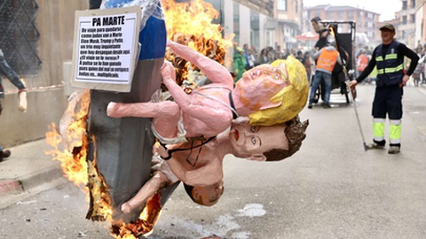 Um carro alegórico representando o Presidente dos EUA, Donald Trump, e Elon Musk é queimado após um desfile durante um evento chamado 'Judas de Alfaro', realizado no domingo de Páscoa na cidade de Alfaro, no norte de Espanha.&nbsp;