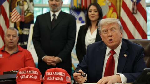 Howard Lutnick de pé em segundo plano.&nbsp; &nbsp;Foto EPA / SAMUEL CORUM / POOL