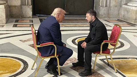 Zelensky encontrou-se com Trump no Vaticano, quando ambos ali se dirigiram para participar nas cerimónias fúnebres do Papa Francisco.&nbsp;
