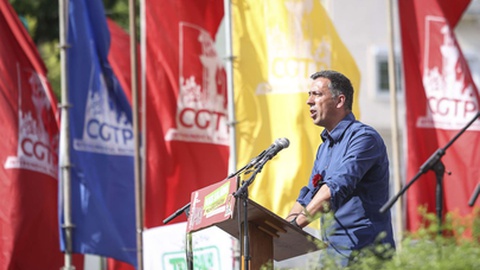 O secretário-geral da CGTP-IN, Tiago Oliveira, discursa no final da marcha do Dia do Trabalhador convocada pela CGTP-IN, entre o Martim Moniz e a Alameda D. Afonso Henriques, em Lisboa.