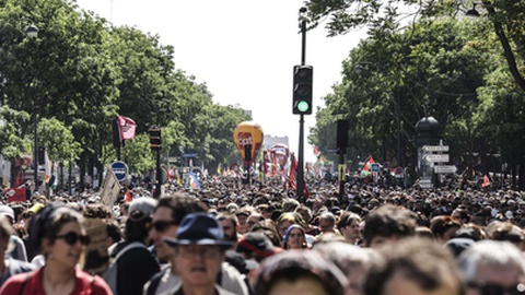Milhares de pessoas saíram à rua em París assinalando o 1.º de Maio e a precariedade laboral.&nbsp;