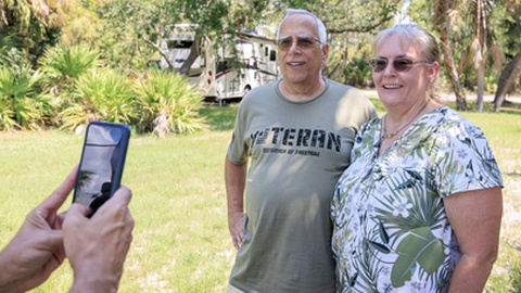 Louis Prevost, irmão do Papa Leão XIV, com a esposa Deborah em sua casa em Port Charlotte, Flórida, Estados Unidos.&nbsp; Foto&nbsp;EPA&nbsp;&nbsp;